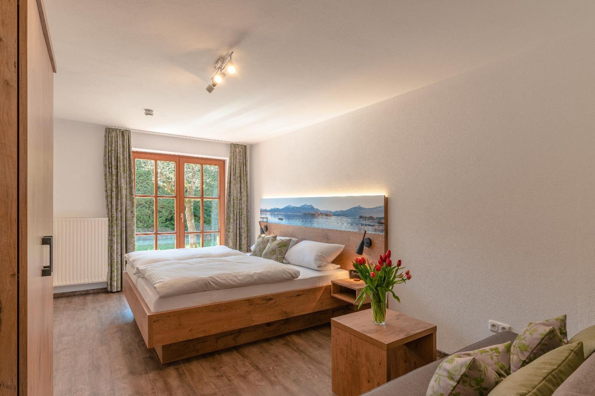 Gaeste- Und Apartmenthaus Wiesholler Chieming Exterior foto